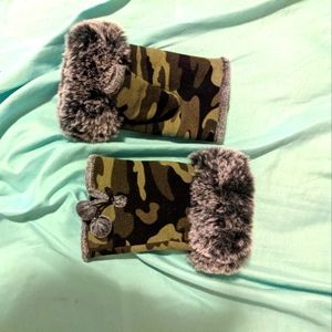 Camo fingerless gloves with fur trim